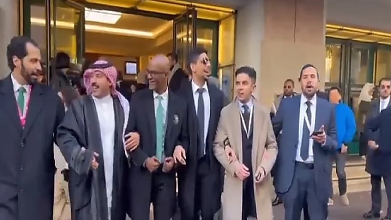 العرضة السعودية من أمام مقر اجتماع "إكسبو" في باريس..فيديو