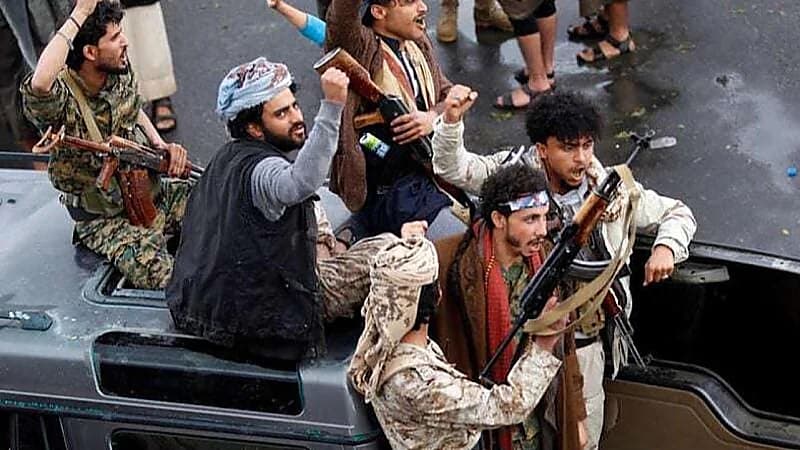 مقتل طفل وإصابة والداه بقصف صاروخي حوثي على منزلهم