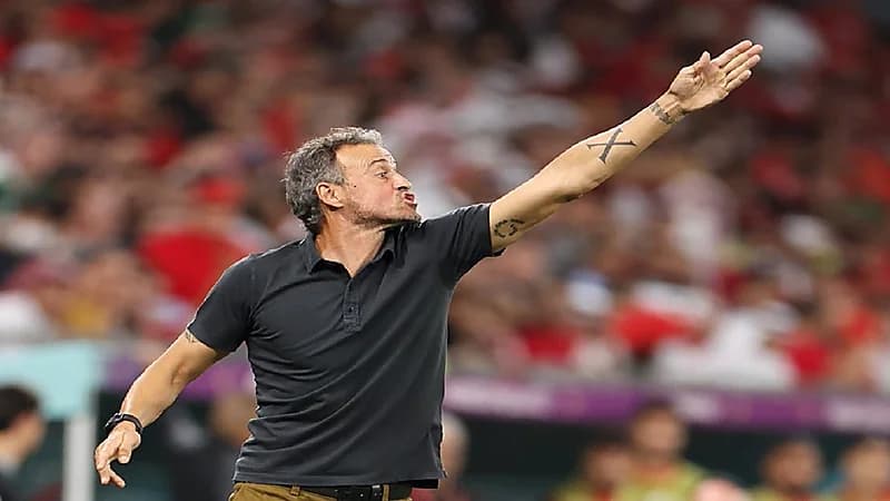 إنريكي يصل باريس استعداداً للتوقيع مع سان جيرمان