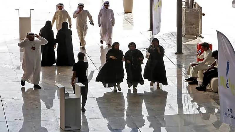 أستاذ جامعي يثير الجدل بعرض مشاهد إباحية على طلابه لتثقيفهم