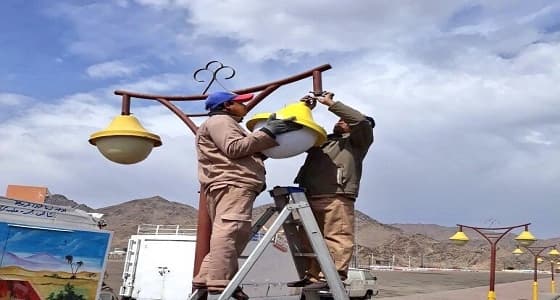 بالصور.. صيانة ألعاب الأطفال وفوانيس الإضاءة بحدائق نجران