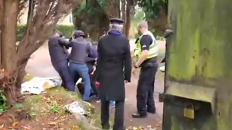 بالفيديو.. القنصل الصيني في مانشستر يعتدي بالضرب على المتظاهرين