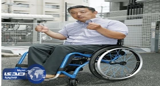 شركة طيران يابانية تجبر قعيدًا على الزحف صعودًا لإحدي طائراتها