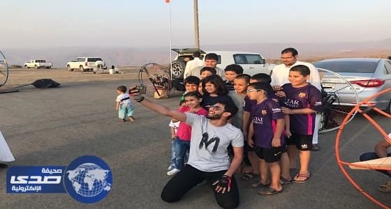 الطيران الشراعي يحلق في سماء المندق وسط إقبال جماهيري كبير