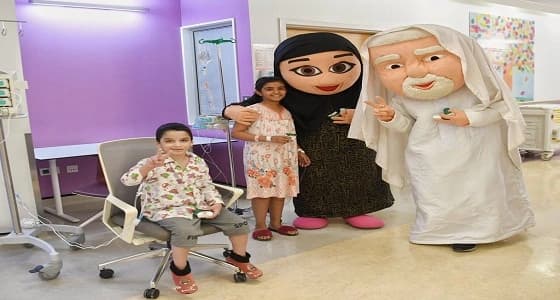 بالصور.. فريق من وزارة الحرس الوطني يشارك السكان والأطفال فرحتهم بعيد الفطر