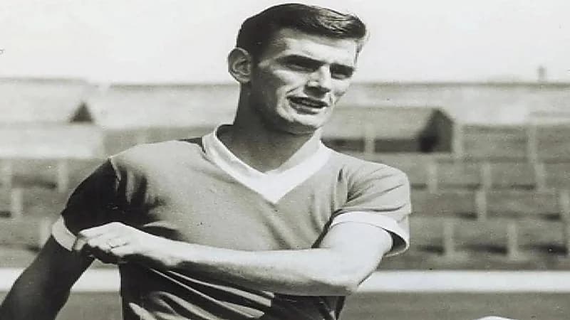 وفاة آلان بيكوك نجم إنجلترا ومهاجم ميدلسبره السابق عن 87 عاماً