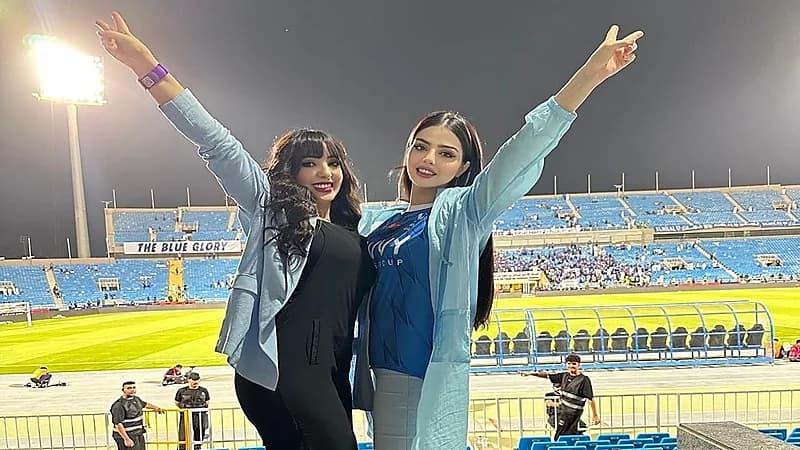 حماس وتشجيع نرمين محسن ورجاء الحاضي للهلال من المدرجات .. فيديو