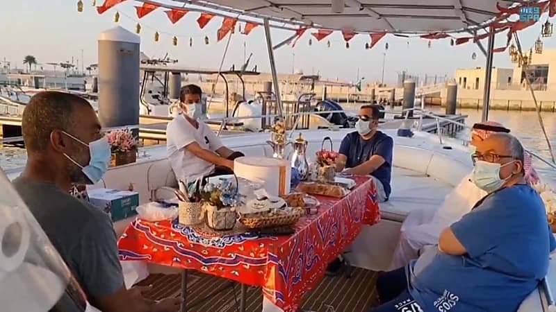 بالفيديو.. أهالي الجبيل الصناعية يكسرون الروتين بالإفطار على متن القوارب