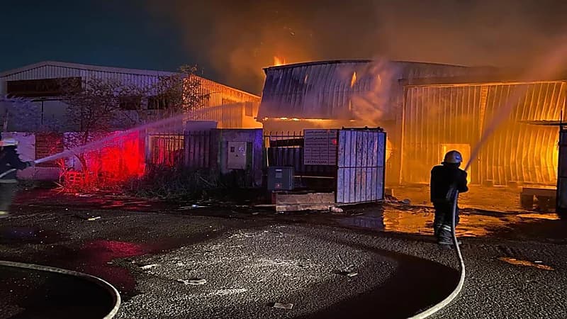 إصابة شخص إثر حريق بورشة نجارة ومدني الدمام يسيطر