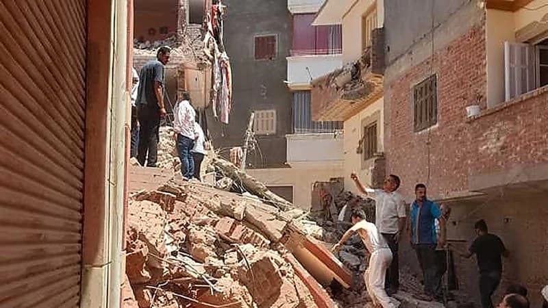 لحظة انهيار عقار مأهول بالسكان في مصر..فيديو