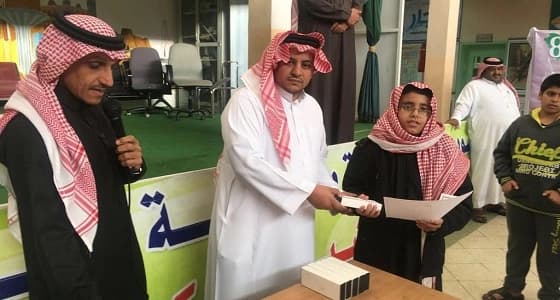 مدرسة " نعاش " تكرم الطلاب المتفوقين علميًا ودراسيًا