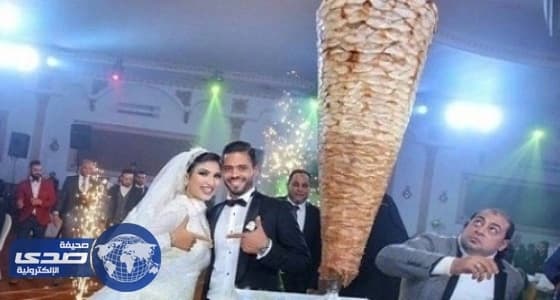 بالصورة.. عروسان يستبدلان قالب الحلوى بسيخ شاورما في حفل زفافهما