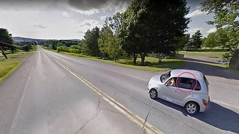 امرأة تكتشف كائنات غريبة وغير عادية في سيارة على جوجل إرث