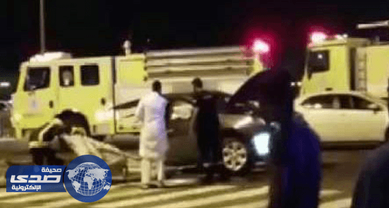 بالفيديو..انشطار مركبة إلى نصفين بعد ارتطامها بعمود إنارة في الدمام