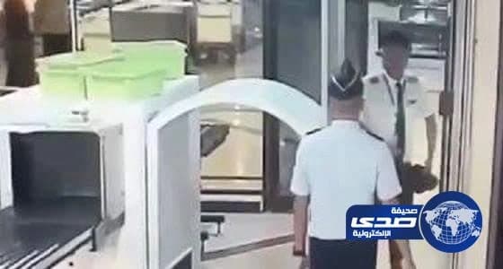 بالفيديو..طرد طيار إندونيسي في حالة سكر قبل قيادته الطائرة