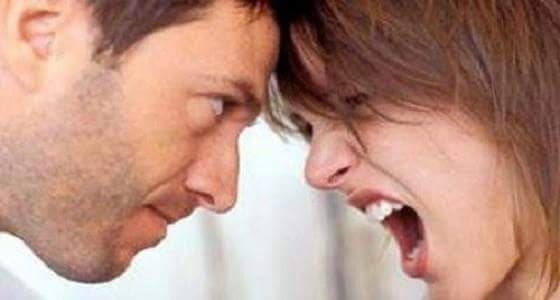 رجل صيني يتعرض للضرب من زوجته وامها امام اقاربهم لسبب مثير !!   