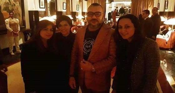 بالصور.. ثلاث فتيات يلتقطن صورًا مع العاهل المغربي في مقتبل العام الجديد