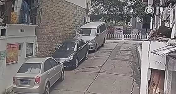 بالفيديو: دماء على فستان الزفاف.. عروس تحاول الانتحار اعتراضا على العريس