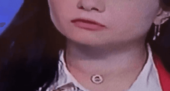 بالفيديو. .قلادة مذيعة تتحرك بطريقة تثير دهشة متابعيها