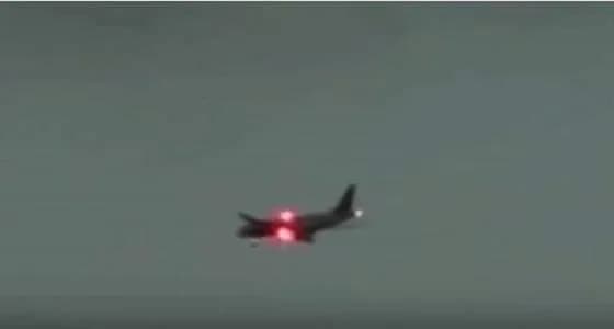 بالفيديو ..لحظة ضرب صاعقة قوية لطائرة روسية وسط ذعر الركاب