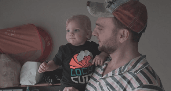 بالفيديو..رد فعل غريب لرضيعة تشاهد الأمطار لأول مرة