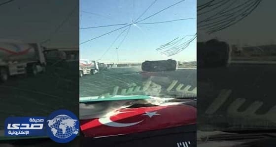 مرور تبوك يبحث عن قائد سيارة تسبب في اصطدام شاحنة بسيارة جيب