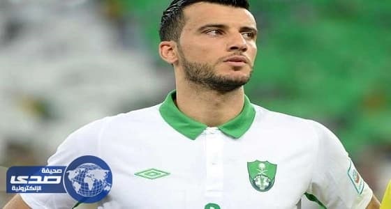 بالفيديو.. عمر السومة ينتزع هاتفا من يد مشجع بالقوة