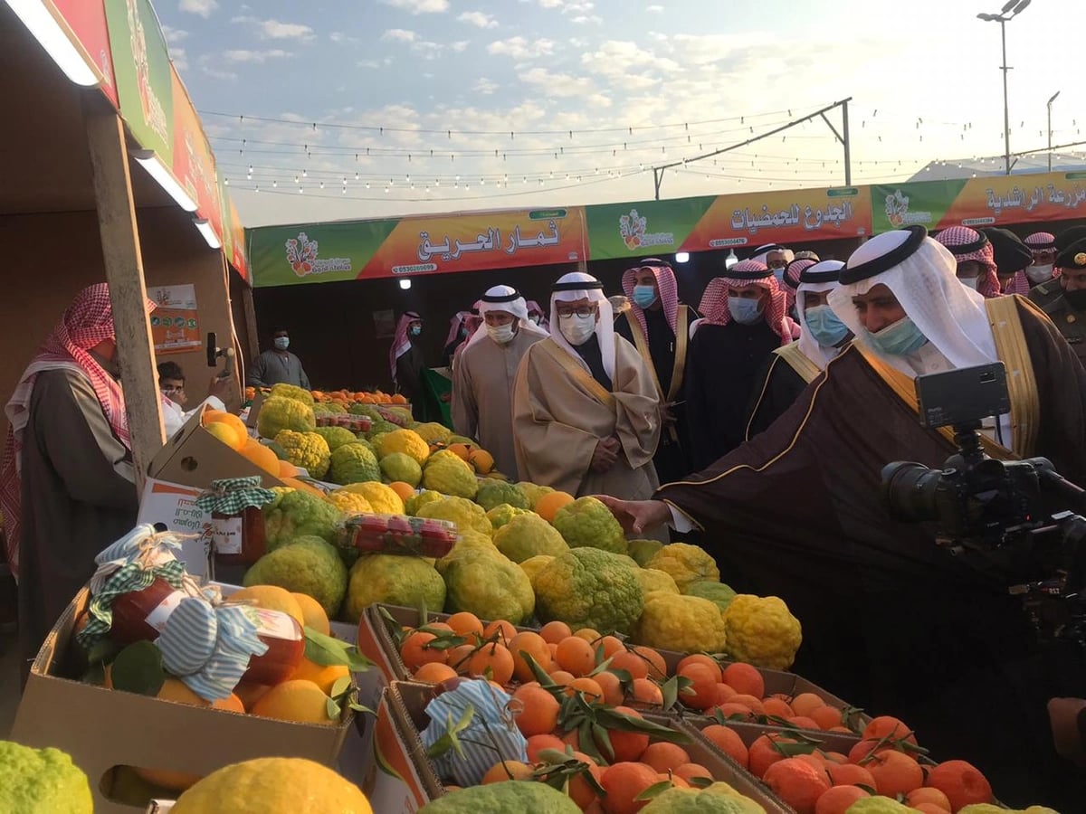 سبب انتظار الوافدين في طوابير أمام مركز تجاري بالخبر