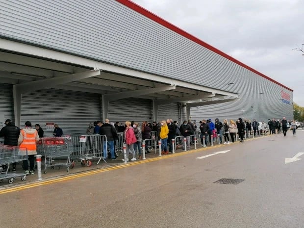 شاهد.. تفاصيل جديدة بشأن اقتحام متجر للاتصالات في الرياض 