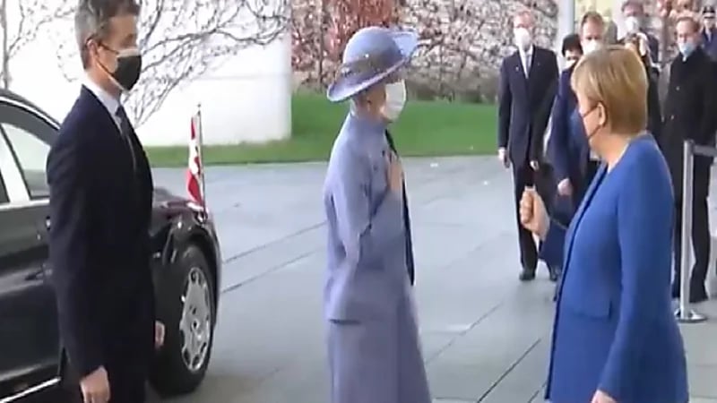 ملكة الدنمارك ترفض مصافحة "أنغيلا ميركل" وتضعها في موقف محرج