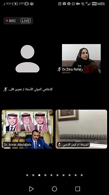 شاهد : شاب بإحدى قرى أضم ينثر موهبته على صخور قريته