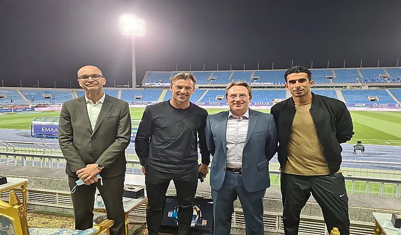 شاهد.. غوميز يهدي تيشيرته الخاص للسفير الفرنسي بالمملكة والأخير يعلق 