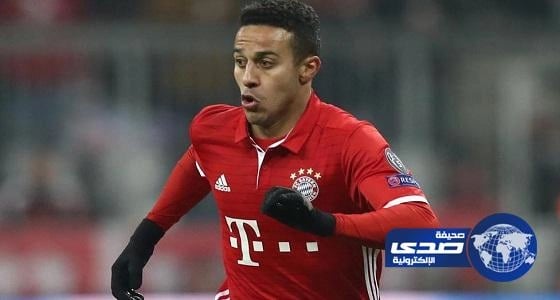 بالفيديو.. لاعب بايرن يمرر الكرة لـ"سانتا كلوز" في اللوحة الاعلانية