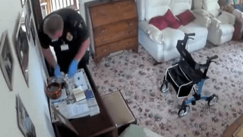 شاهد.. مسعف يسرق أموال مسنة بعد وفاتها