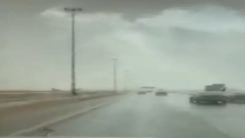 شاهد.. لحظة دخول سحابة سوبر سيل الرياض