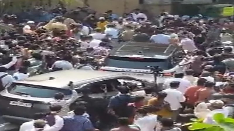 شاهد.. استقبال نجل شاروخان بالرقص والألعاب النارية بعد خروجه من السجن