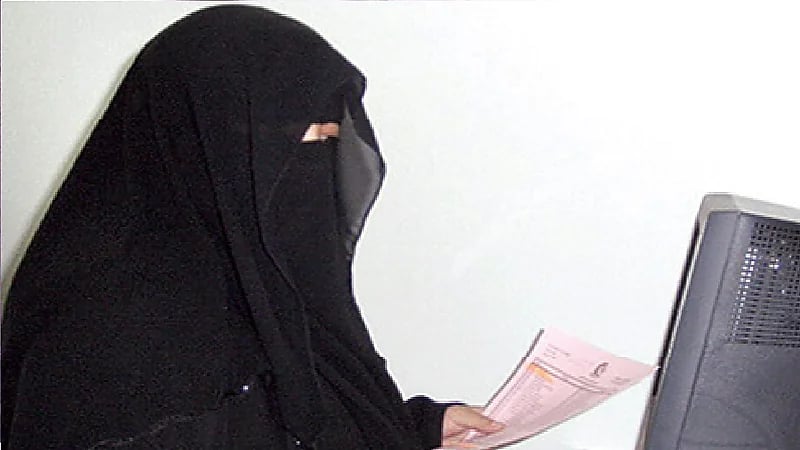 شاهد .. تفاصيل الإطاحة بموظفة في التعليم وظفت مواطنات مقابل رشوة