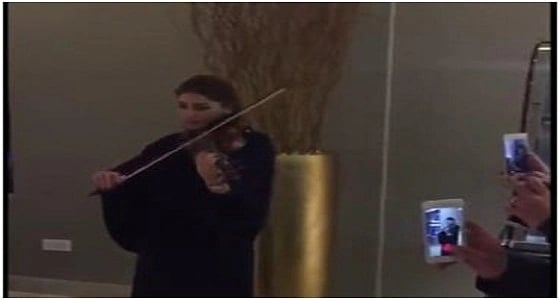 بالفيديو.. عازفة كمان تستقبل الزبائن بأحد كافيهات الرياض