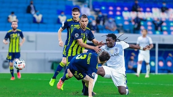 لحظة اشتباك بنزيما مع أوتافيو .. فيديو