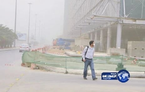 موجة غبار تجتاح المدينة.. والمدني يحذر من الاقتراب من مجاري السيول والأودية