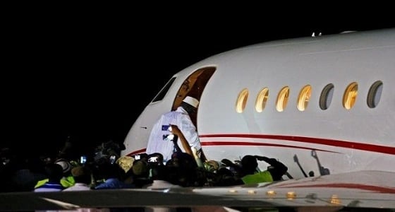 رئيس غامبيا السابق يغادر إلى منفاه