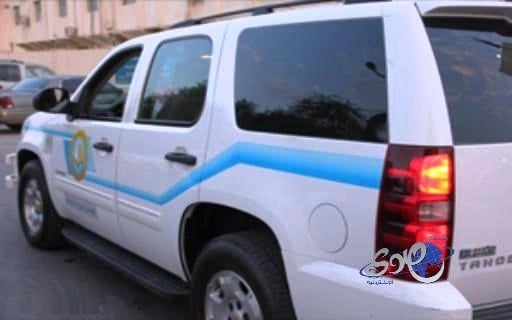 مقيم يستدرج المتسوقات إلى غرفة سرية داخل المحل