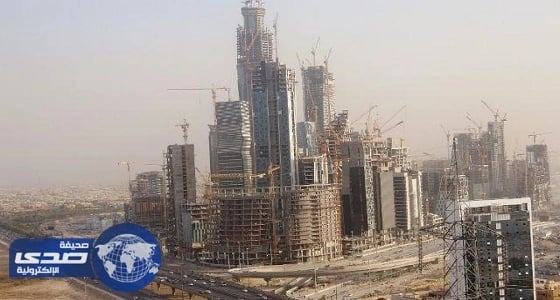 بالفيديو.. الإبل تستمتع بالسيل في الشماسية