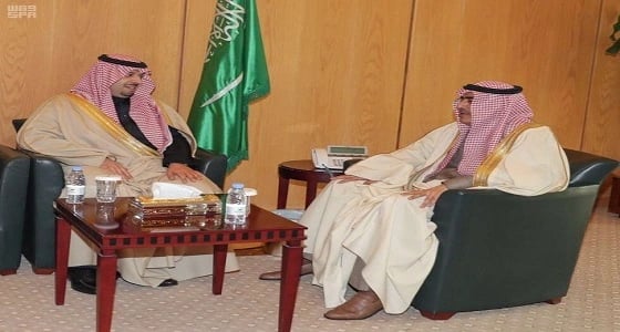 أمير الحدود الشمالية يبحث مع وزير الشؤون البلدية والقروية الخدمات البلدية