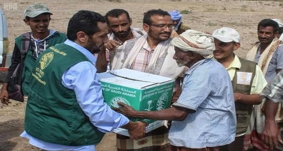 مركز الملك سلمان للإغاثة يوزيع سلال غذائية بالساحل الغربي لليمن