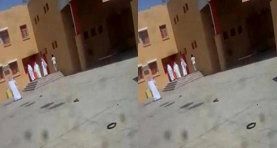 بالفيديو.. سيدة تصنع صنارة غريبة لصيد السمك