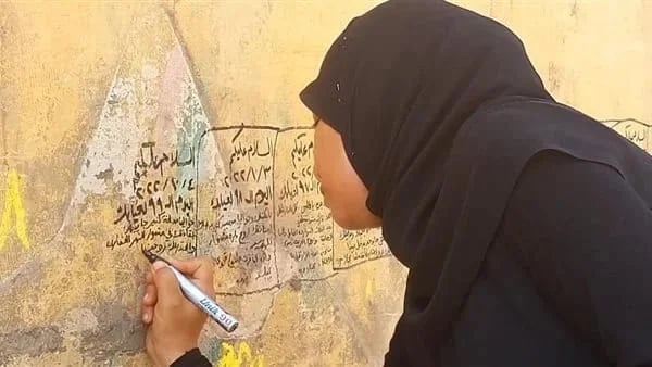 أرملة تكتب يومياتها على قبر زوجها حتى لا يشعر بالغربة!