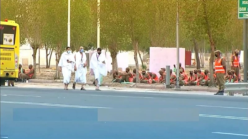 بالفيديو.. استمرار توافد الحجاج إلى صعيد عرفات لأداء ركن الحج الأعظم