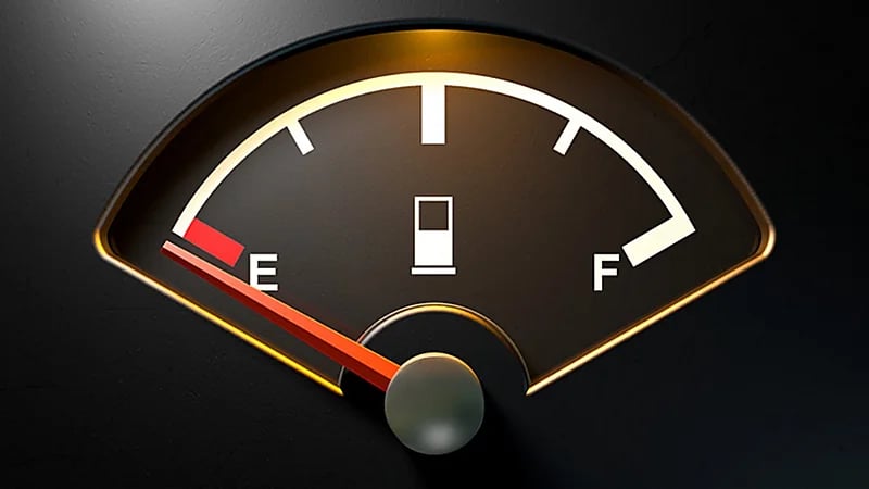 ما المسافة التي يمكن اجتيازها عقب إضاءة لمبة الوقود التحذيرية ؟