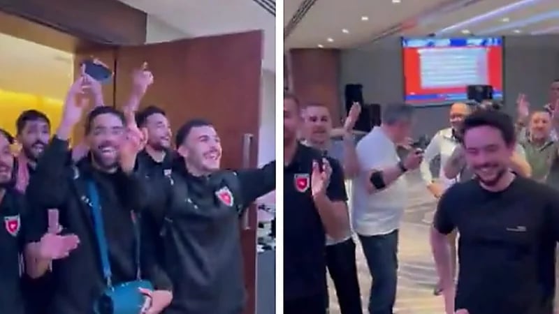 لاعبو الأردن يحتفلون مع الأمير الحسين بعد التأهل التاريخي لكأس العالم .. فيديو